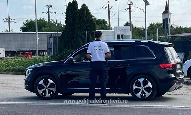 Mașină cu numere false de înmatriculare, oprită de polițiștii de frontieră. Șoferul de 23 de ani s-a ales cu dosar penal