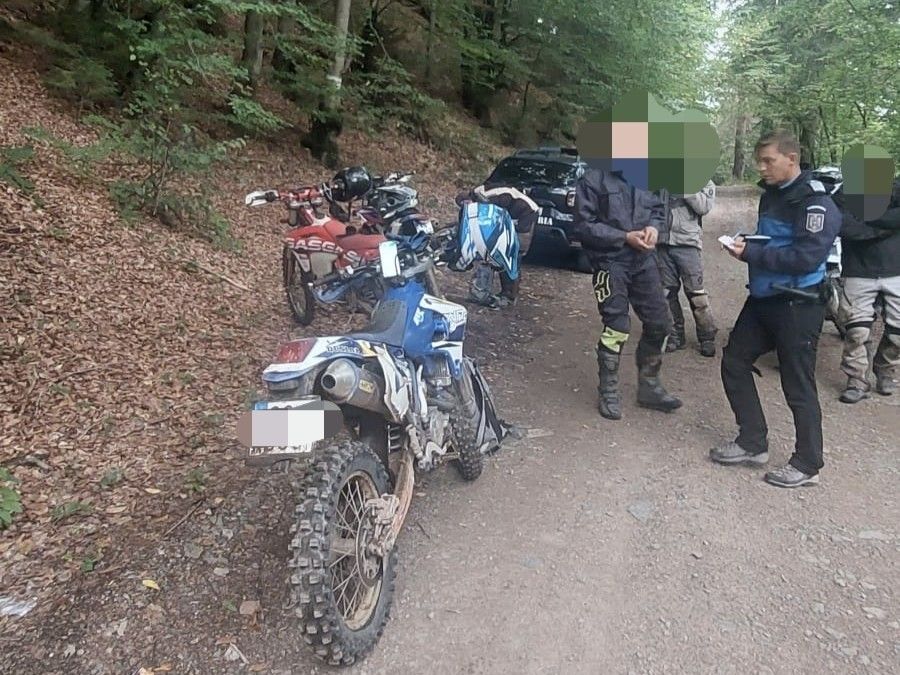 Patru cetățeni cehi, sancționați de jandarmii montani după ce au mers cu motociclete de teren în fondul cinegetic de la poalele Munților Gutâi