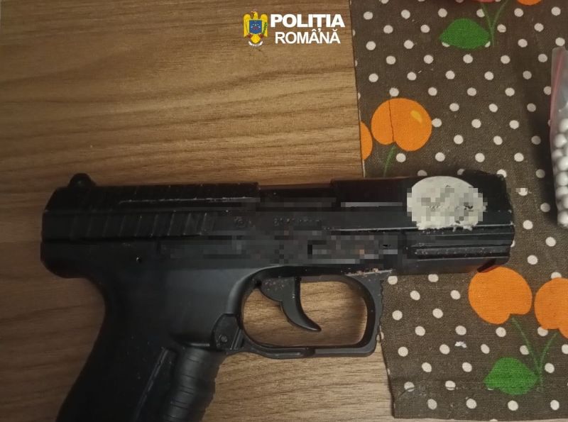 Percheziții în Târgu Lăpuș și Baia Mare într-un dosar privind regimul armelor. Două pistoale, ridicate de polițiști