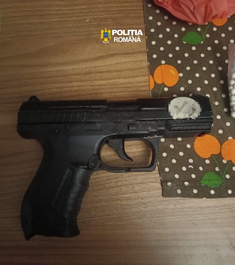 Percheziții în Târgu Lăpuș și Baia Mare într-un dosar privind regimul armelor. Două pistoale, ridicate de polițiști
