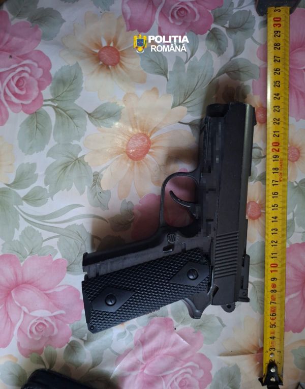 Percheziții în Târgu Lăpuș și Baia Mare într-un dosar privind regimul armelor. Două pistoale, ridicate de polițiști