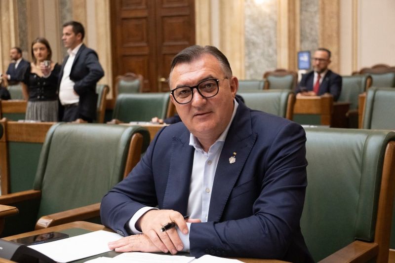 Senatorul de Maramureș Sorin Vlașin, printre inițiatorii proiectului privind uniformele obligatorii în școli. Senatul a adoptat legea