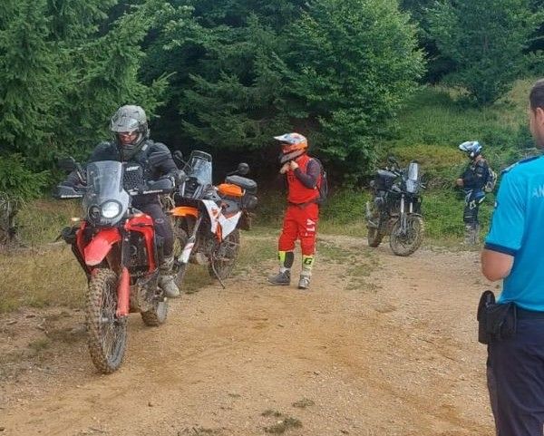 Trei cetățeni cehi, prinși cu motociclete Enduro în fondul cinegetic din zona Vârful Roții. Amenzi de câte 1.000 de lei