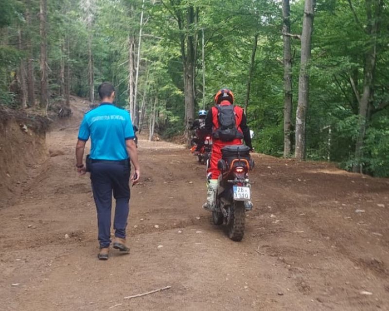 Trei cetățeni cehi, prinși cu motociclete Enduro în fondul cinegetic din zona Vârful Roții. Amenzi de câte 1.000 de lei