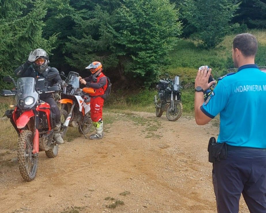Trei cetățeni cehi, prinși cu motociclete Enduro în fondul cinegetic din zona Vârful Roții. Amenzi de câte 1.000 de lei