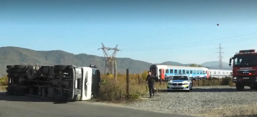 Accident feroviar la Baia Mare. O autoutilitară a intrat în coliziune cu trenul Dej-Baia Mare, fără victime