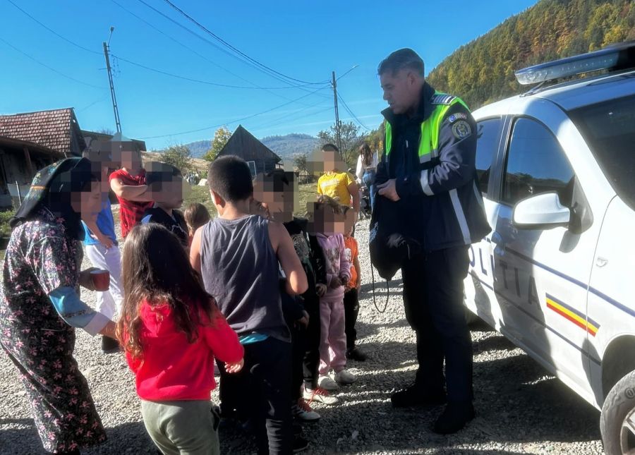 Acțiune informativ-preventivă în Sarasău. Polițiștii au discutat cu tinerii despre bullying, droguri și violență