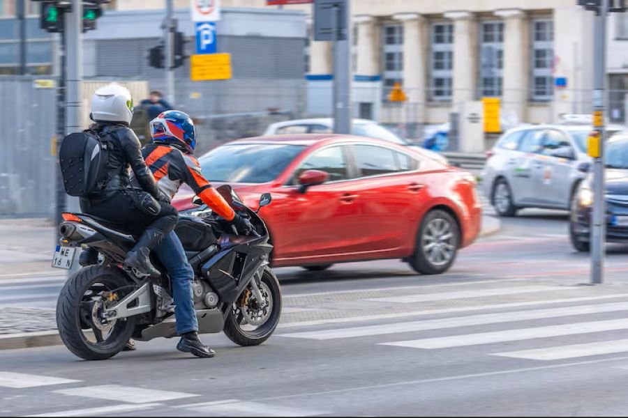 REGULI NOI! Motocicliștii vor putea circula pe benzile pentru transport public, pe lângă coloanele de vehicule oprite la semafor și vor avea parcări dedicate