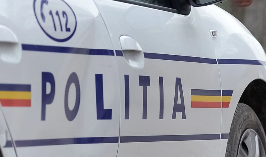 Accident rutier în Valea Vișeului. Un șofer de 23 de ani a intrat într-o mașină de poliție și apoi într-un arbore; avea 0,86 mg/l alcool în aerul expirat