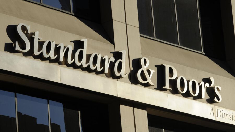 România își păstrează ratingul S&P, dar perspectiva rămâne negativă. Țara evită retrogradarea în categoria „junk”